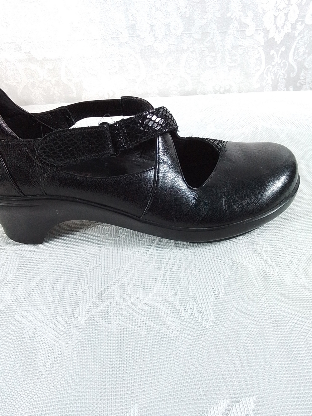 Aravon women's black criss cross straps clog shoes size 7.5